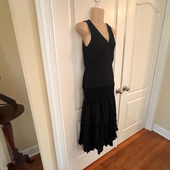 V Cristina maxi dress featuring a deep V-neckline and crochet lace detailing - Picture 5 of 9